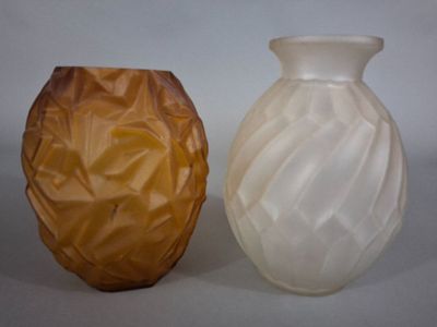 deux vases posés l'un à côté de l'autre sur une table
