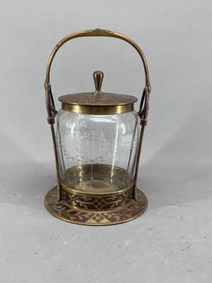 un seau à glace ancien en laiton et en verre, muni d'une poignée