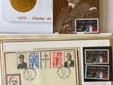 une vieille photo représentant un homme en uniforme et une médaille
