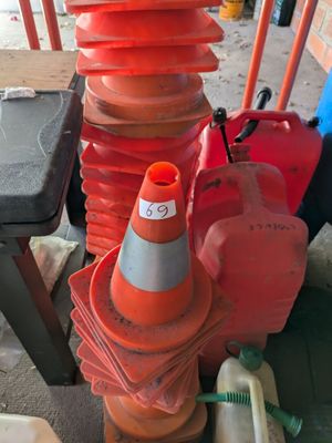 une pile de cônes orange et blancs posés sur une borne d'incendie