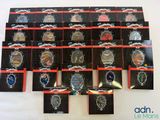 tout un tas d'insignes accrochés au mur