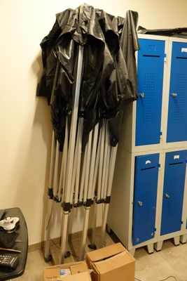 une image représentant une pièce dans laquelle se trouvent plusieurs battes de baseball