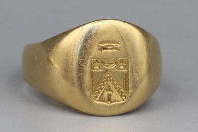 Chevalière en or gravée d’armoiries.