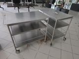 une table en acier inoxydable au milieu d'une pièce