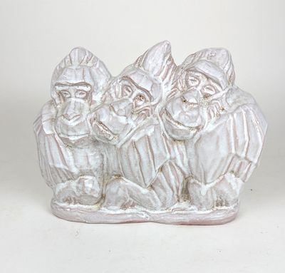 Trois singes Groupe en faïence émaillée blanc craquelé.