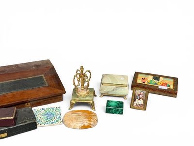 un grand nombre d'objets posés sur une surface blanche