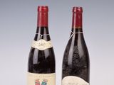 deux bouteilles de vin posées l'une à côté de l'autre sur une table