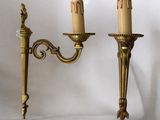 une paire d'appliques murales anciennes en laiton avec des bougeoirs, sur fond blanc