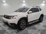 la dacia blanche est garée sur un carrelage à carreaux