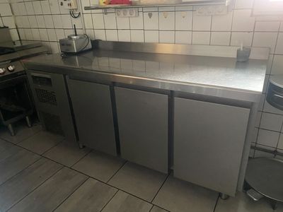 un plan de travail en acier inoxydable dans une cuisine commerciale