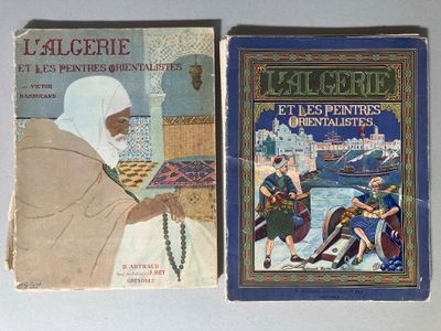 deux livres sont posés l'un à côté de l'autre sur une table