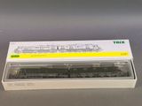 une boîte contenant un train miniature, posée sur une table