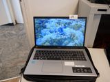 un ordinateur portable posé sur une table