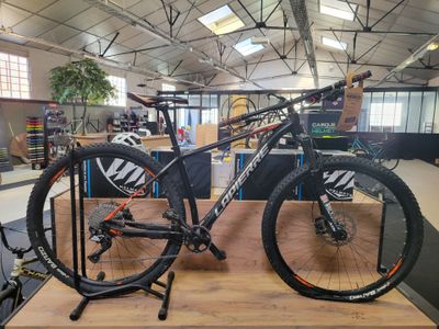 un vélo posé sur une table en bois