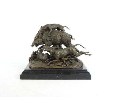 sculpture en bronze représentant un sanglier attaquant une chèvre, posée sur un socle en marbre