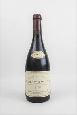 une bouteille de vin posée sur une table