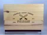 une boîte en bois portant une étiquette