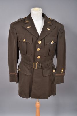 un uniforme militaire sur un mannequin, devant un fond gris