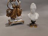 deux figurines représentant une femme et un homme, posées sur une table