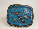 un plateau bleu orné de fleurs et d'oiseaux