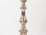 une bougie en argent posée sur une table