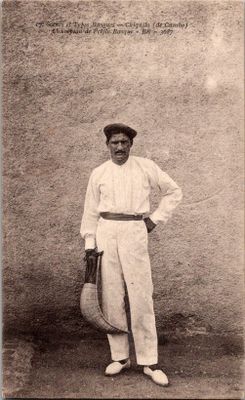 une vieille photo d'un homme en costume blanc et chapeau