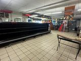 un grand magasin vide avec de nombreuses étagères vides