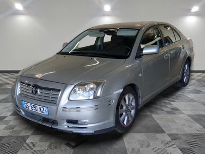 la photo d'une voiture argentée garée dans un garage