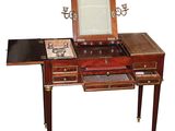 un bureau en bois sur lequel est posé un miroir