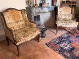 deux chaises et une table dans un salon