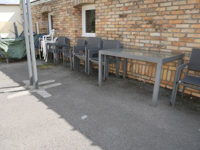 une table et des chaises devant un bâtiment en briques