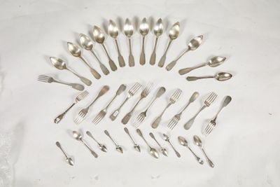 de nombreuses cuillères et fourchettes disposées en cercle