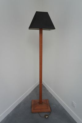 Lampadaire en bois naturel. Hauteur: 179cm.
