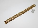 Gros plan sur un bracelet en or portant une étiquette