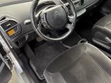 l'intérieur d'une petite voiture avec un volant et un tableau de bord