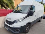 une camionnette blanche garée sur le bord de la route