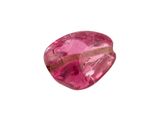 un gros plan d'une tourmaline rose sur fond blanc