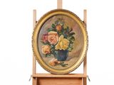 une photo d'un tableau représentant des roses dans un vase, posé sur un chevalet
