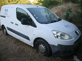 une camionnette blanche garée dans la poussière