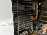 une photo d'une cuisine où l'on voit plusieurs plateaux remplis de plats