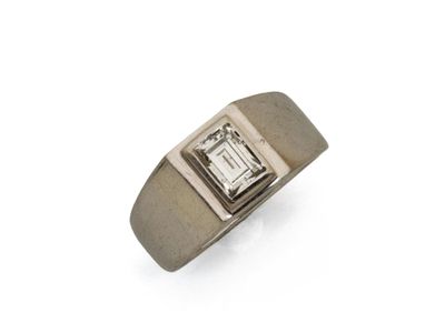 Bague chevalière en or gris 585 millièmes,, ornée d'un diama…