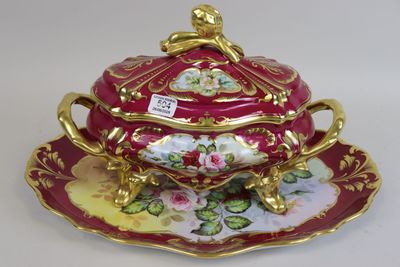 un plateau rouge et doré sur lequel sont posés une tasse et une soucoupe