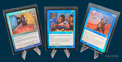 trois cartes sont présentées sur un présentoir avec un fond bleu