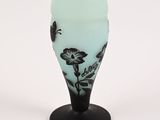 un vase en verre orné d'un motif en noir et blanc