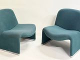 paire de fauteuils de salon de style « mid-century modern » en velours bleu