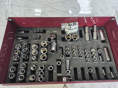 une vitrine contenant de nombreux outils