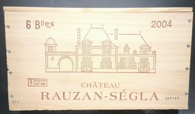 une boîte en bois sur laquelle est dessiné un château