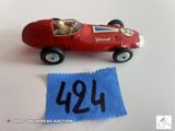une petite voiture rouge avec un numéro dessus, à côté d'un morceau de tissu bleu