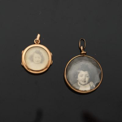 deux pendentifs plaqués or représentant une femme et un enfant