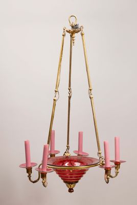 un lustre auquel sont suspendues des bougies roses